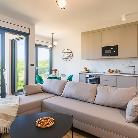 Luxury Apartment Lariv II With Pool