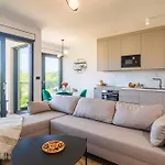 Luxury Lariv Ii With Pool