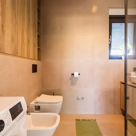 Luxury Lariv Ii With Pool *