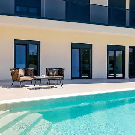 아파트 Luxury Lariv Ii With Pool
