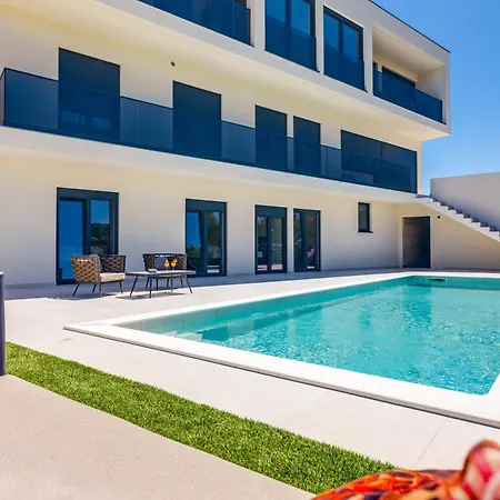Luxury Lariv Ii With Pool 아파트 크르크