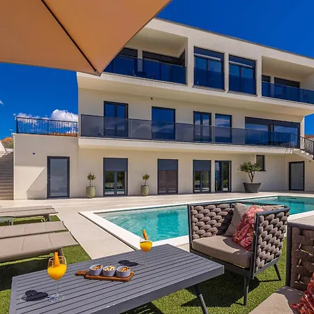 Luxury Lariv Ii With Pool 크르크