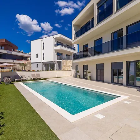 Luxury Lariv Ii With Pool * 크르크