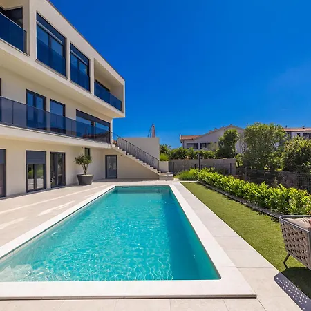 Luxury Lariv Ii With Pool 아파트 *