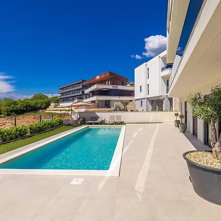 아파트 Luxury Lariv Ii With Pool