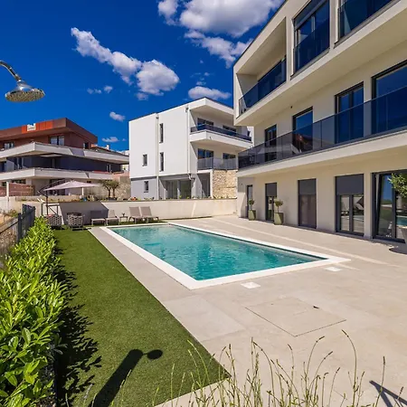 Luxury Lariv Ii With Pool 아파트 크르크