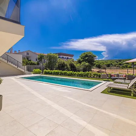 Luxury Lariv Ii With Pool 아파트 *