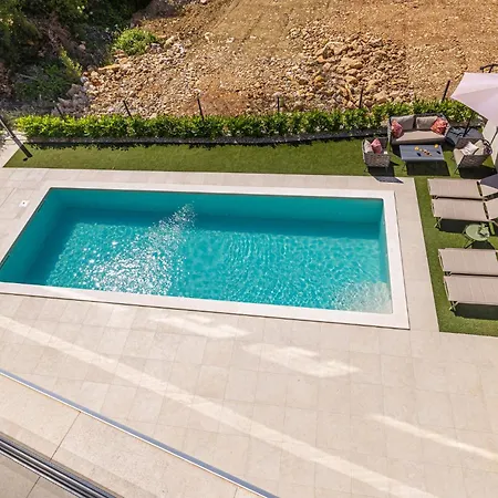 아파트 Luxury Lariv Ii With Pool 크르크