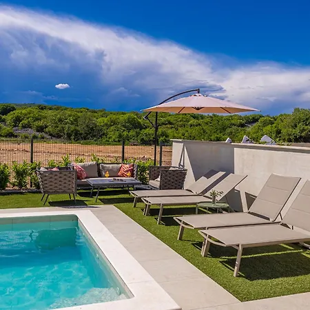 Luxury Lariv Ii With Pool * 크르크