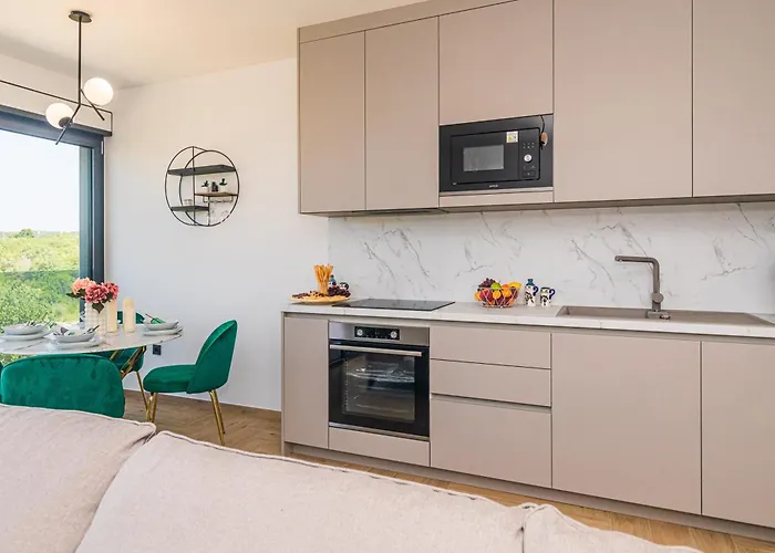 Lägenhet Luxury Lariv Ii With Pool