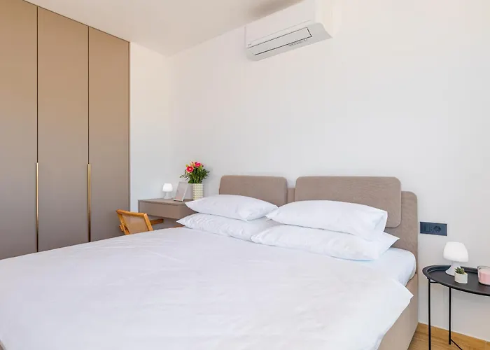 Luxury Lariv Ii With Pool Lägenhet *