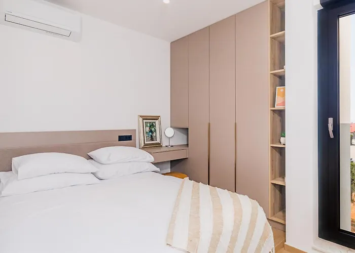 Luxury Lariv Ii With Pool Lägenhet *