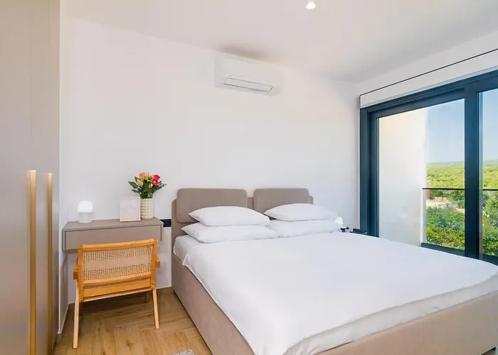 Luxury Lariv Ii With Pool Lägenhet