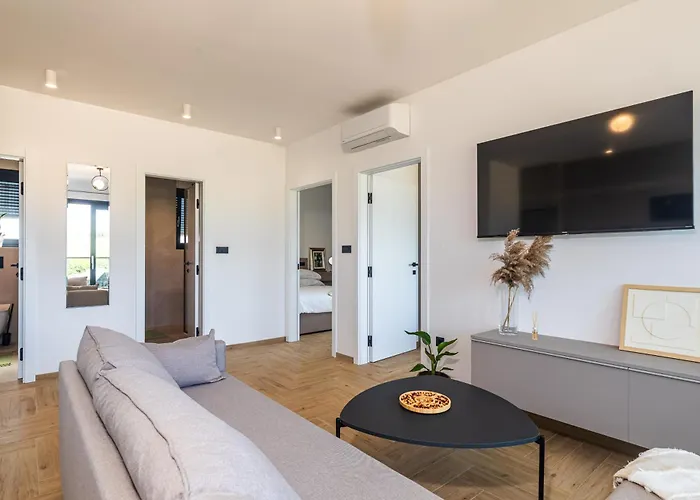 Luxury Lariv Ii With Pool *