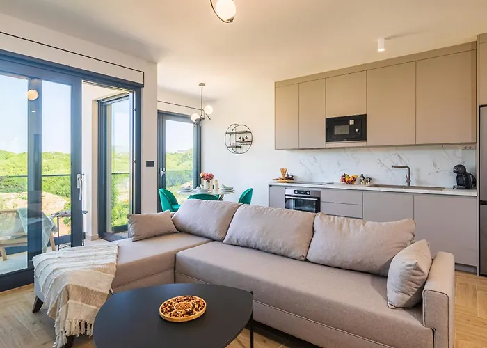 Luxury Lariv Ii With Pool