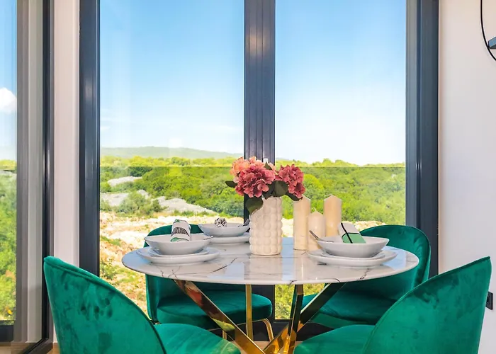 Luxury Lariv Ii With Pool *