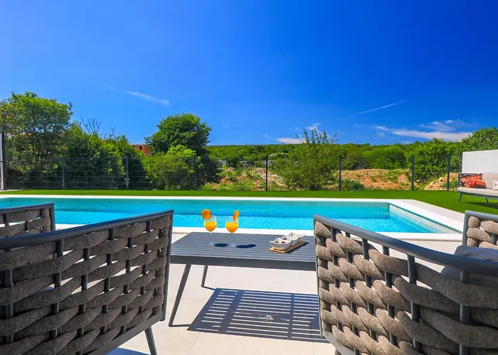 Luxury Lariv Ii With Pool Lägenhet *