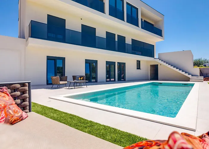 Luxury Lariv Ii With Pool Daire Krk Town