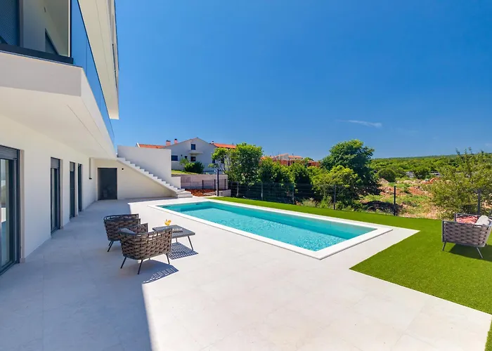 Luxury Lariv Ii With Pool *