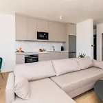 Luxury Lariv Ii With Pool Veglia