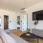 Luxury Lariv Ii With Pool *