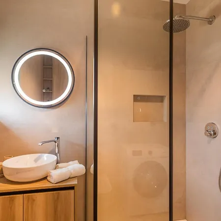 Luxury Apartment Lariv II With Pool アパート *