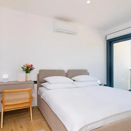 Luxury Apartment Lariv II With Pool アパート