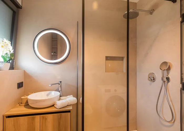 Luxury Lariv Ii With Pool Apartamento *